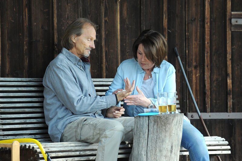 Saschas Liebesgeständnis wird von einem liegen gebliebenen Nagel jäh unterbunden. Von links: Alexander „Sascha“ Wagenbauer (Eisi Gulp) und Rosi Kirchleitner (Brigitte Walbrun). – Bild: BR/​Marco Orlando Pichler