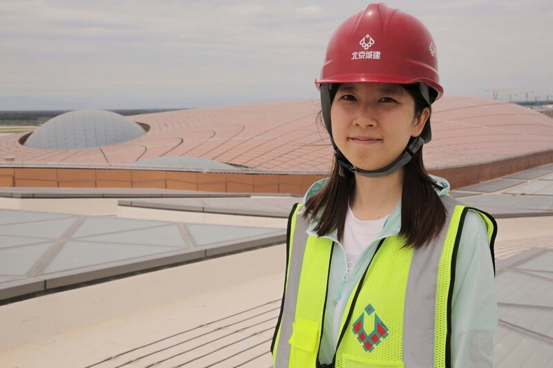 Dr. Lei am Dach des Beijing Daxing Flughafen – Bild: TwoFour Broadcast