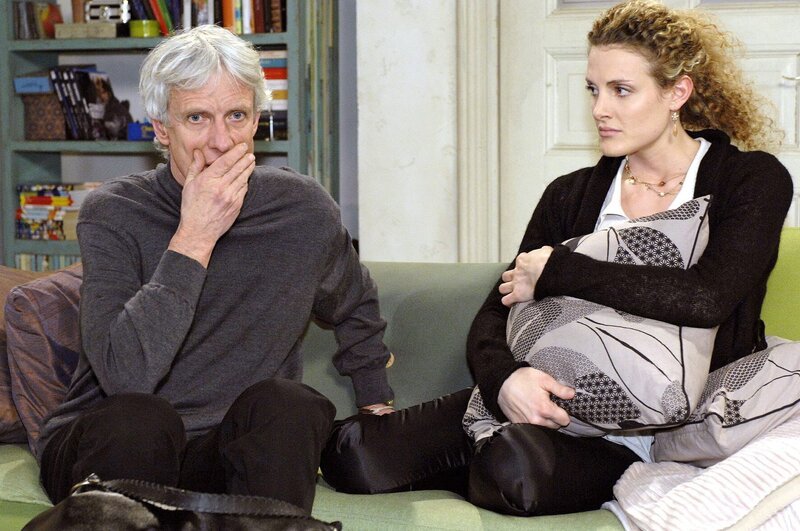 Robert (Mathieu Carrière, l.) erstarrt, als Maja (Barbara Lanz, r.) ihn auf Nataschas Würgemale anspricht. – Bild: SAT.1 /​ Oliver Ziebe