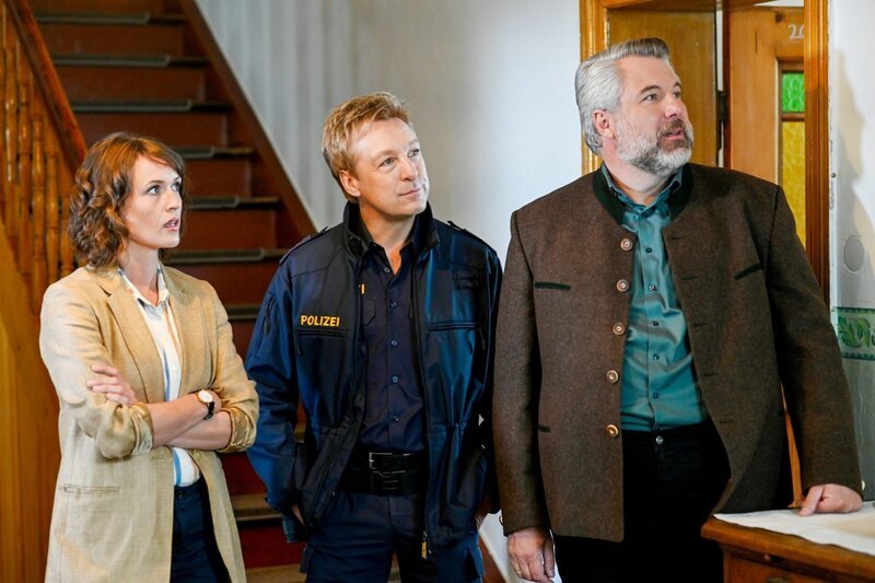 Kommissarin Andresen (Sophie Melbinger, l.), Polizeihauptmeister Mohr (Max Müller, M.) und Kommissar Stadler (Dieter Fischer, r.) ermitteln im Fall eines ermordeten Milchbauern. – Bild: ORF/​ZDF/​Saskia Pavek