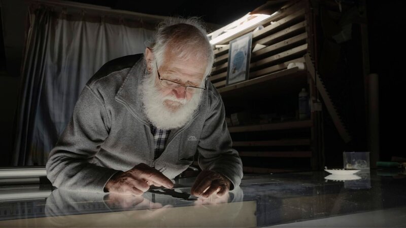 Figuren aus: „Lieber Mohr“ – ein Silhouettenfilm, an dem auch Jörg Hermann beteiligt war. Jörg Hermann am Tricktisch – Bild: MDR/​Manuel Meinhardt