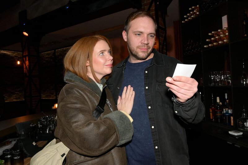 Toni (Olivia Marei) und Erik (Patrick Heinrich) sind von Julians und Nihats Teamgeist begeistert und freuen sich auf eine Zusammenarbeit. – Bild: RTL /​ Rolf Baumgartner