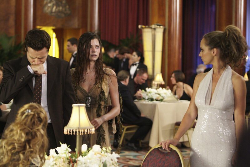 Der Geist der jungen Lorelei (Peyton List, M.) macht Rich Henderson (Seamus Dever, l.) das Leben schwer. Melinda (Jennifer Love Hewitt, r.) versucht zu vermitteln … – Bild: ABC Studios