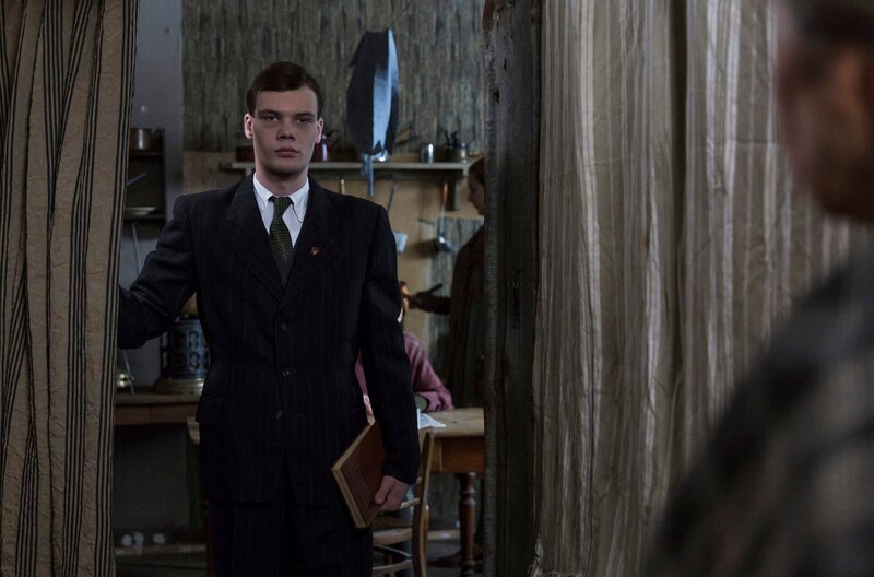 Stepan Podlubny (Pyotr Skvortsov) ist der Sohn eines ukrainischen Kulaken. Trotzdem studiert er in Moskau Medizin. – Bild: BR/​LOOKSfilm/​SWR/​Patricia Peribáñez