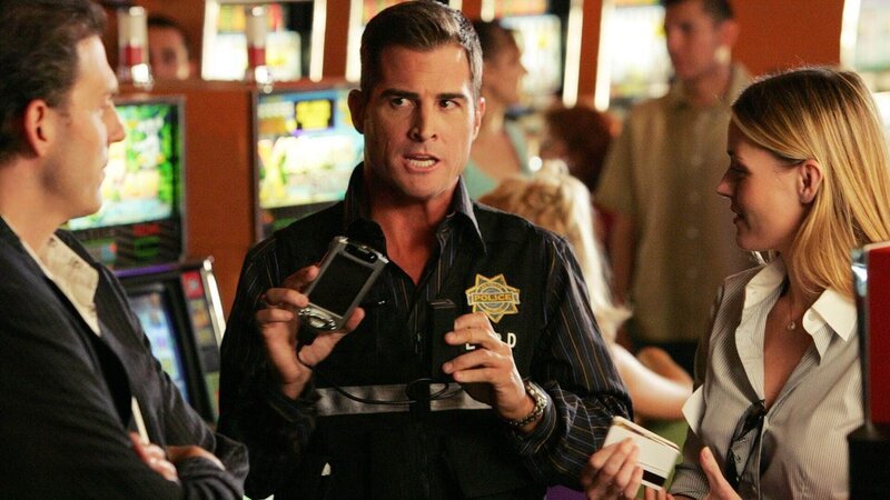 Nick (George Eads, Mi.) und Det. Sofia Curtis (Louise Lombard) befragt den Casinobesitzer Joe Cavanaug (Paul Dillon). – Bild: TVNOW / CBS Nick (George Eads, Mi.) und Det. Sofia Curtis (Louise Lombard) befragt den Casinobesitzer Joe Cavanaug (Paul Dillon). – Bild: TVNOW / CBS