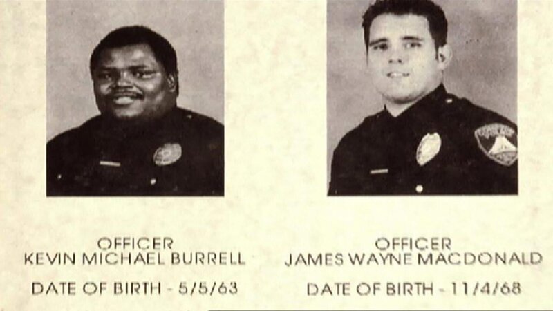 Nachdem zwei Cops erschossen wurden, steht die Polizei vor einem Rätsel. – Bild: RTL II