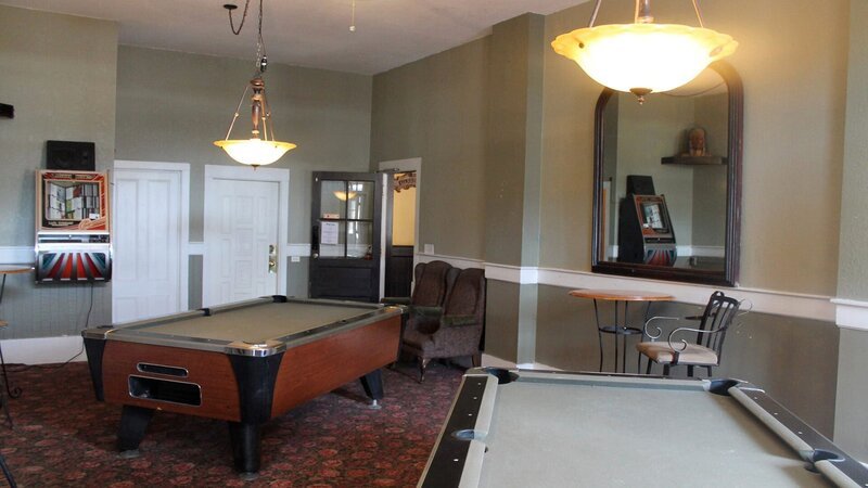 Billiards room before, as seen on Travel Channel’s Hotel Impossible. – Bild: 2012, The Travel Channel, L.L.C. All rights Reserved.