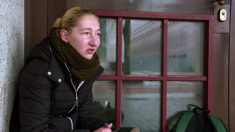 Ela (36) sucht einen geeigneten Ort, um zu konsumieren. Dabei wird sie verfolgt. Sie kann entkommen, doch die Polizei ist ihr weiterhin auf den Fersen. – Bild: RTLZWEI