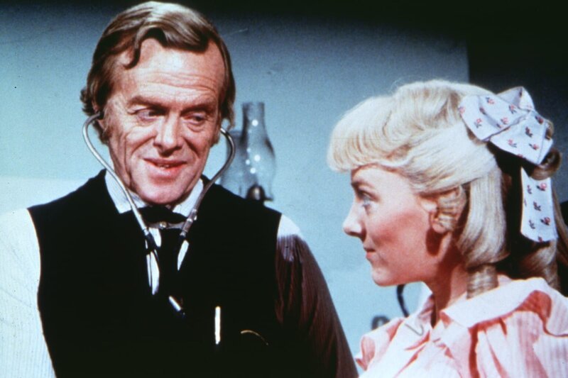 Dr. Baker (Kevin Hagen, l.) untersucht Nellie Oleson (Alison Arngrim, r.) ein letztes Mal vor der Geburt ihres Kindes. – Bild: Worldvision Lizenzbild frei