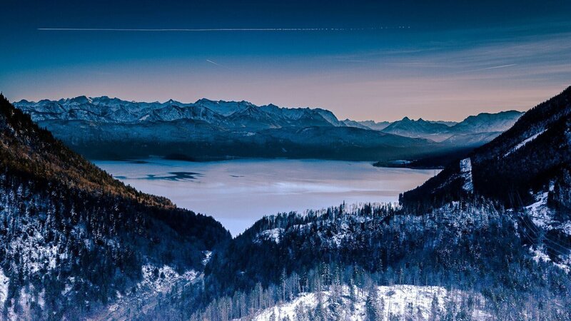 Um den Walchensee ranken sich zahlreiche Mythen und Legenden. Bodenlos soll er sein! Unergründlich! Und voller Schätze! Mit bis zu 192 Metern Tiefe und einer Ausdehnung von 16 Quadratkilometern ist er einer der tiefsten und größten Alpenseen Deutschlands. – Bild: Florian Huber /​ ZDF und Florian Huber /​ zdf /​ The History Channel