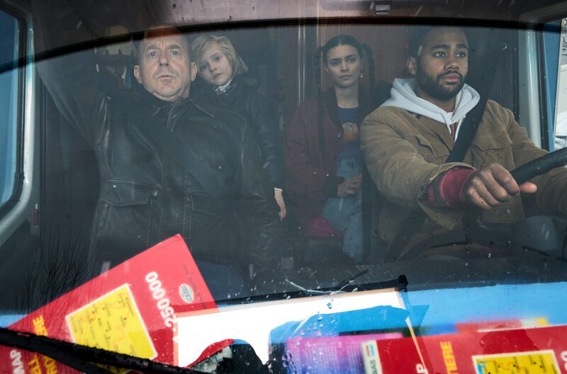 Eine Reise mit Hindernissen (v. li. n. re.): Paul (Heino Ferch) plant mit seinen drei Kindern Franz (Jakob Josef Gottlieb), Tabea (Harriet Herbig-Matten) und Jonas (Pablo Grant) einen Ausflug. – Bild: ARD Degeto/Verena Heller Ghanbar Eine Reise mit Hindernissen (v. li. n. re.): Paul (Heino Ferch) plant mit seinen drei Kindern Franz (Jakob Josef Gottlieb), Tabea (Harriet Herbig-Matten) und Jonas (Pablo Grant) einen Ausflug. – Bild: ARD Degeto/Verena Heller Ghanbar