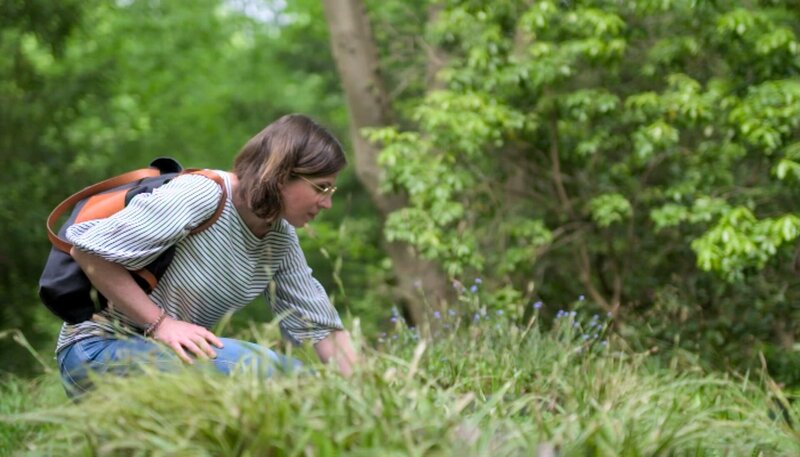 Am 24. März zerschellt ein Flugzeug der GermanWings in den Alpen – es ist die größte Katastrophe in der Geschichte der deutschen Luftfahrt. Alle 150 Menschen, die sich an Bord der 4U9525 unterwegs von Barcelona nach Düsseldorf befanden, kamen bei dem Absturz ums Leben. Die vierteilige Serie rekonstruiert den Absturz und seine Folgen aus Sicht der französischen Polizei und der deutschen Ermittlern, der Angehörigen, der Lufthansa und der Staatsanwaltschaft. – Annika Sondenheimer am Grab ihres Mannes, dem Piloten Patrick Sondenheimer. – Bild: WDR