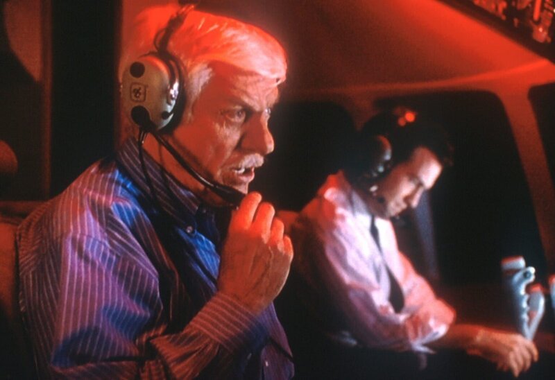 Mark (Dick Van Dyke, l.) und der Pilot Martin (Maury Sterling, r.), der jedoch nur Erfahrung mit kleinen Maschinen hat, versuchen, den Jumbo zu landen … – Bild: Viacom Lizenzbild frei