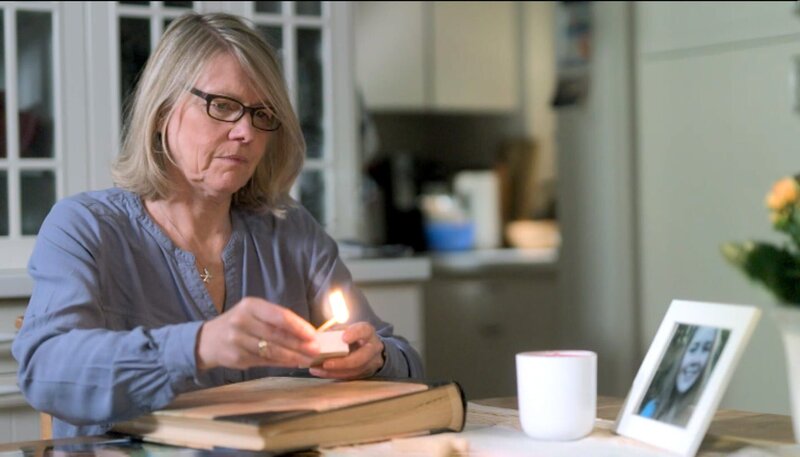 Am 24. März zerschellt ein Flugzeug der GermanWings in den Alpen – es ist die größte Katastrophe in der Geschichte der deutschen Luftfahrt. Alle 150 Menschen, die sich an Bord der 4U9525 unterwegs von Barcelona nach Düsseldorf befanden, kamen bei dem Absturz ums Leben. Die vierteilige Serie rekonstruiert den Absturz und seine Folgen aus Sicht der französischen Polizei und der deutschen Ermittlern, der Angehörigen, der Lufthansa und der Staatsanwaltschaft. – Stefanie Aßmann verlor ihre Tochter Linda – Bild: WDR