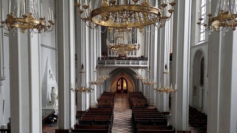 Augustinerkirche. Für die Kunst- und Architekturgeschichte auf Wiener Boden stellt die Augustinerkirche für die Zeit vor der Schleifung der alten Stadtmauern (1857) den zweitgrößten Kirchenbau im Wiener Bereich dar. Der 80m lange gotische Kirchenraum wurde als Hallenkirche errichtet, wobei der Hochchor davon 30m in Anspruch nimmt und mit einem 7/10 Schluss seinen krönenden Abschluss findet. Herzog Friedrich der Schöne stiftete diese Kirche im Jahre 1327, die dann am 1. November 1349 geweiht wurde. – Bild: ZDF und ORF/Embfilm Augustinerkirche. Für die Kunst- und Architekturgeschichte auf Wiener Boden stellt die Augustinerkirche für die Zeit vor der Schleifung der alten Stadtmauern (1857) den zweitgrößten Kirchenbau im Wiener Bereich dar. Der 80m lange gotische Kirchenraum wurde als Hallenkirche errichtet, wobei der Hochchor davon 30m in Anspruch nimmt und mit einem 7/10 Schluss seinen krönenden Abschluss findet. Herzog Friedrich der Schöne stiftete diese Kirche im Jahre 1327, die dann am 1. November 1349 geweiht wurde. – Bild: ZDF und ORF/Embfilm