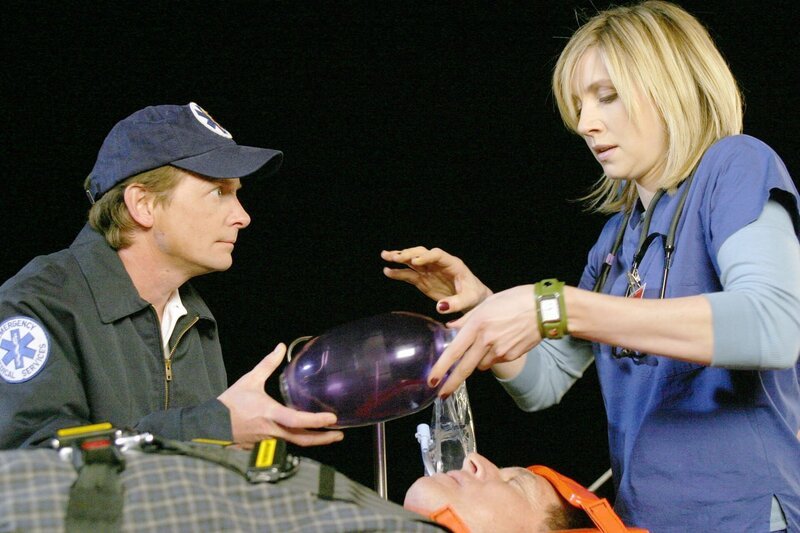 Elliott (Sarah Chalke, r.) sucht, nachdem sie einen Patienten falsch intubiert hat, Rat bei Dr. Casey (Michael J. Fox, l.), der jedoch momentan ganz andere Interessen verfolgt … – Bild: ORF/​Disney