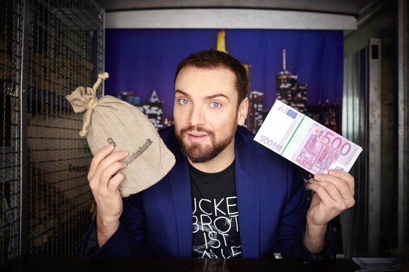 Einerseits möchte Comedian Ingmar Stadelmann seine Kandidaten glücklich machen, aber andererseits hält er auch ganz schön harte Challenges für sie bereit – Bild: ProSieben /​ Willi Weber Eigenproduktionsbild frei