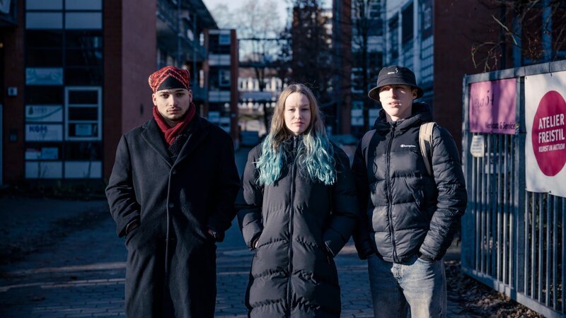 Letzte Chance für Schulabbrecher: Merlin (20) (r.), Angelo (18) (l.) und Liska (19) (M.) haben ihre früheren Schulen alle ohne Abschluss verlassen. An der Hamburger Gangway-Schule bekommen sie die Chance neu anzufangen und ihren Abschluss nachzuholen. Werden sie es schaffen? – Bild: Roman Pawlowski /​ ZDF