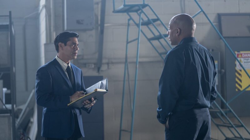 Ein Ermittler der US-Verkehrsbehörde NTSB spricht mit dem Mechaniker, der die letzte Wartung durchgeführt hat. (Reenactment-Szene). – Bild: Cineflix/​WeltN24 GmbH.