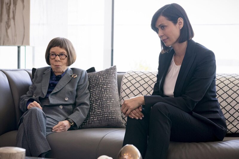 Hetty Lange (Linda Hunt, l.); Sarah MacKenzie (Catherine Bell, r.) – Bild: 2019 CBS Broadcasting, Inc. All Rights Reserved. /​ Erik Voake Lizenzbild frei