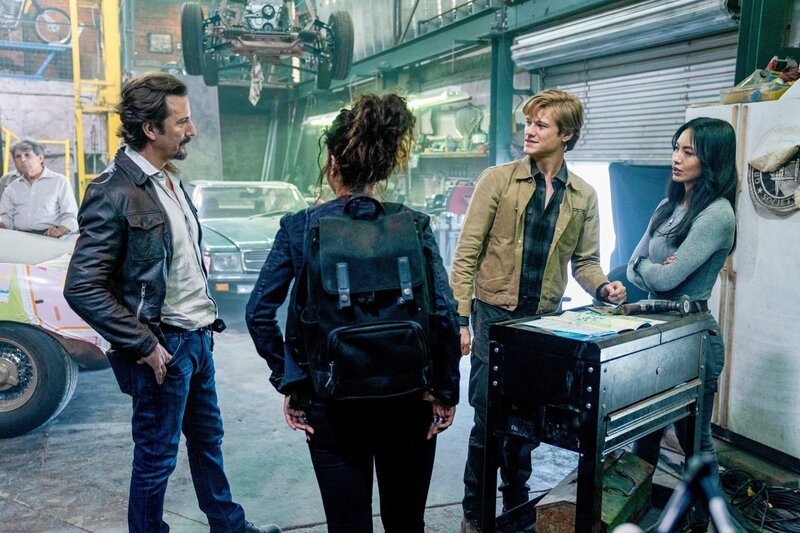 (v.l.n.r.) Russ Taylor (Henry Ian Cusick); Riley Davis (Tristin Mays); Angus MacGyver (Lucas Till); Desi Nguyen (Levy Tran) – Bild: ORF/​PRO7/​CBS/​Nathan Bolster