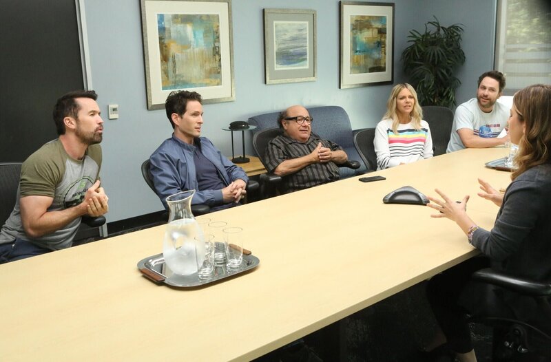 (v.l.n.r.) Mac (Rob McElhenney); Dennis Reynolds (Glenn Howerton); Frank Reynolds (Danny DeVito); Dee Reynolds (Kaitlin Olson); Charlie Kelly (Charlie Day) – Bild: 2019 FX Productions, LLC. All rights reserved.