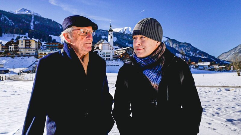 Der Sagenexperte Peter Linser im Gespräch mit Max Müller. – Bild: ORF/​Alpha Vision Film