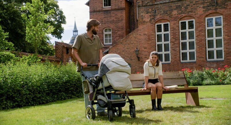 Simon (Thore Lüthje, l.) versucht Valerie (Maike Johanna Reuter, r.) zu überzeugen, als Vater in der Geburtsurkunde zu stehen. Und Valerie ist plötzlich ungewöhnlich einsichtig … – Bild: NDR