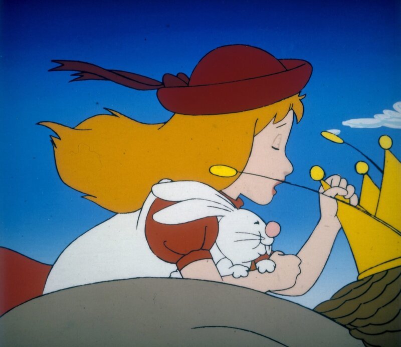 Alice fliegt auf dem Rücken der Honigelefantenkönigin zum Schloß der Herzkönigin. – Bild: ORF/​Apollo Filmverleih