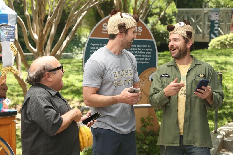 (v.l.n.r.) Frank Reynolds (Danny DeVito); Mac (Rob McElhenney); Charlie Kelly (Charlie Day) – Bild: FX Productions, LLC