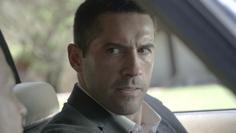Frenchs (Scott Adkins) Welt ist die Kampfkunst. Als der Betreiber einer Kampfsportschule in finanzielle Nöte kommt, bewirbt er sich als Schuldgeld-Eintreiber bei der Mafia. Der Job für den kriminellen Tommy, den er zusammen mit Partner Sue erledigt, lässt sich simpel an. Dann aber kommt ein Auftrag, der French und Sue an ihre Grenzen führt. – Bild: Smart Media GmbH Frenchs (Scott Adkins) Welt ist die Kampfkunst. Als der Betreiber einer Kampfsportschule in finanzielle Nöte kommt, bewirbt er sich als Schuldgeld-Eintreiber bei der Mafia. Der Job für den kriminellen Tommy, den er zusammen mit Partner Sue erledigt, lässt sich simpel an. Dann aber kommt ein Auftrag, der French und Sue an ihre Grenzen führt. – Bild: Smart Media GmbH