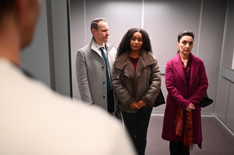 Imani (Féréba Koné, M.) verweist Johannes Hagedorn, Rückansicht) souverän in seine Schranken. 2.v.l. Kilian (Marc Dumitru), rechts Simone (Tatjana Clasing) – Bild: RTL /​ Julia Feldhagen /​ Ausmanövriert