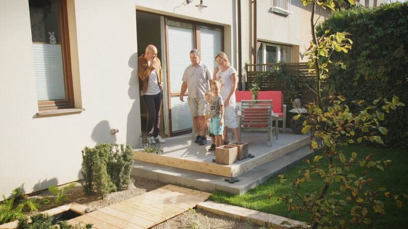 Eine vierköpfige Familie lebt seit acht Jahren in einem Haus mit Garten, wobei der Garten ziemlich vernachlässigt ist. Inzwischen meiden die Eltern den Garten sogar – der beste Grund für Dominik Strzelec, die Grünfläche der Familie zu verschönern. Mit seinem Team entwirft er einen idyllischen Gartenweg, eine traumhafte Terrasse und einen schönen Garten in schlichtem und edlen Design. Dafür kombiniert er zeitgemäßen Beton mit Lärchenholz und schönen Pflanzen. – Bild: HGTV
