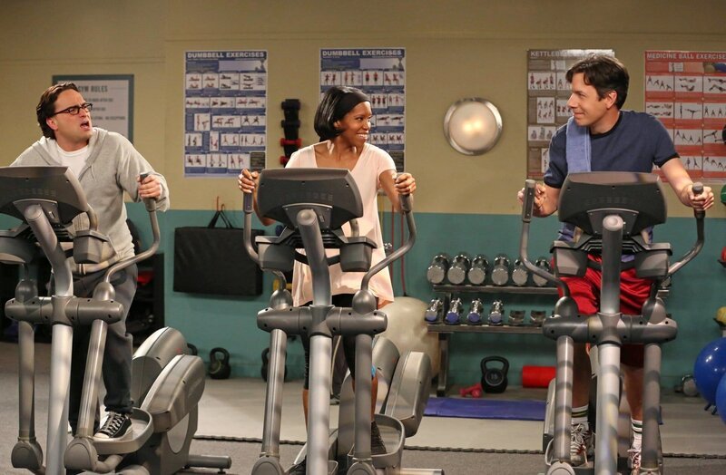 Leonard (Johnny Galecki, l.) und Kripke (John Ross Bowie, r.) versuchen bei Janine Davis (Regina King, M.) alles, damit sie eine Festanstellung an der Universität bekommen … – Bild: Warner Bros. Television