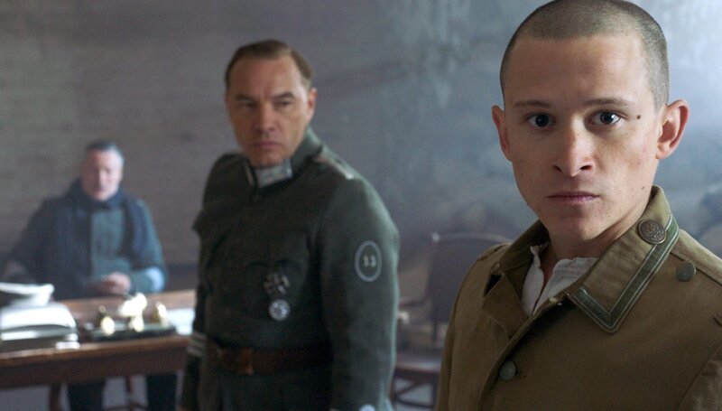 Für Leutnant Rudolf Höß (Joel Basman) ist die Niederlage Deutschlands eine Katastrophe. Er verachtet die junge Weimarer Republik. Gleichgesinnte findet er im Freikorps Roßbach, in dem ehemalige Soldaten das Vaterland auf eigene Faust verteidigen. – Bild: SWR