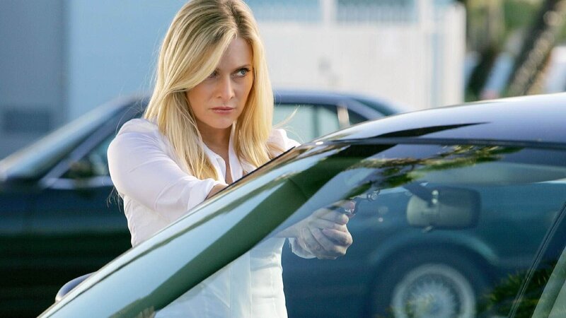 Ein Routine-Einsatz entwickelt sich für Calleigh (Emily Procter) und ihre Kollegen plötzlich zur tödlichen Falle. Hat es jemand auf das CSI-Team abgesehen? – Bild: RTL /​ CBS