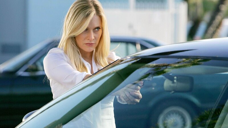 Ein Routine-Einsatz entwickelt sich für Calleigh (Emily Procter) und ihre Kollegen plötzlich zur tödlichen Falle. Hat es jemand auf das CSI-Team abgesehen? – Bild: RTL /​ CBS