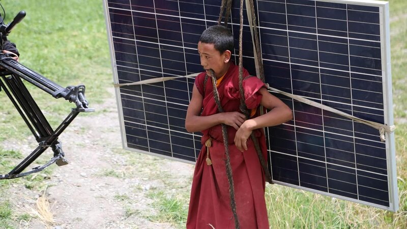 The world’s electric grids are aging and vulnerable. Now, engineers are making a dangerous trek to prove there is a better way to bring power to the people. – Bild: 2017 National Geographic Partners, LLC. All rights reserved.