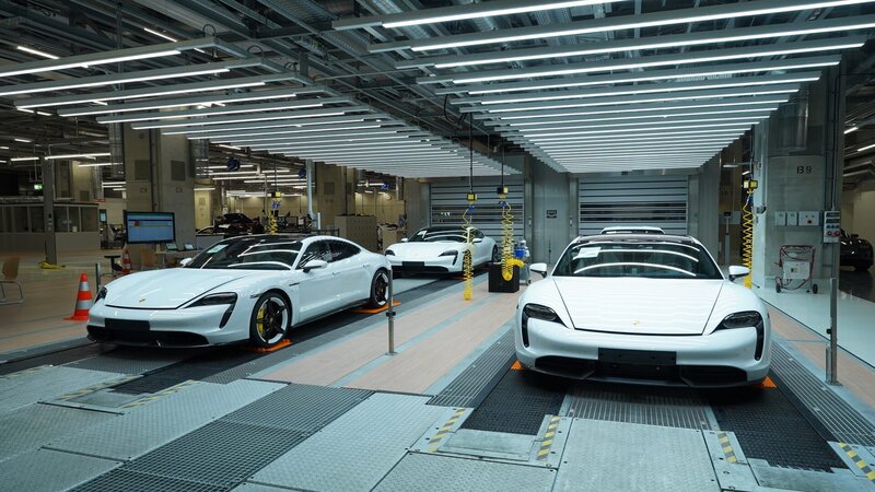 Für die Umstellung auf Elektromobilität baute Porsche sein Stammwerk in Zuffenhausen um. Hier wird der Taycan Turbo S auf drei Etagen gefertigt, ein klassisches Fließband gibt es nicht. – Bild: WeltN24 GmbH