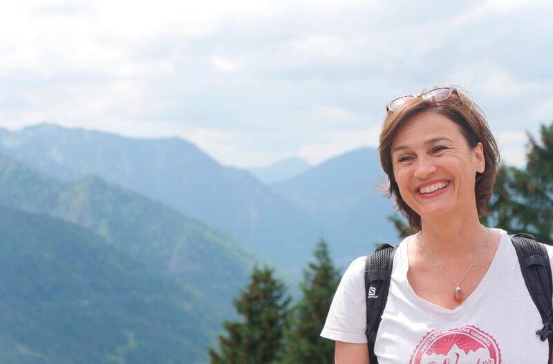 Sandra Maischberger auf dem Weg zum Elbacher Kreuz (auch Türkenköpfl), 1512 m. – Bild: BR/​Werner Schmidbauer