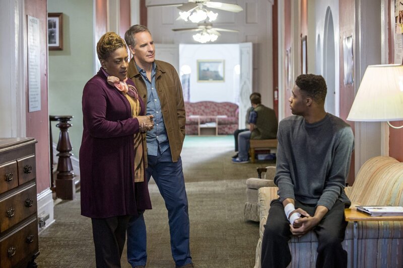 Als Petty Officer Maggie Barringer Ziel einer tödlichen Fahrerflucht wird, beginnen Wade (CCH Pounder, l.) und Pride (Scott Bakula, M.) mit den Ermittlungen. Doch kann ihnen Pflegesohn Danny (Christopher Meyer, r.) weiterhelfen? – Bild: CBS Broadcasting, Inc.