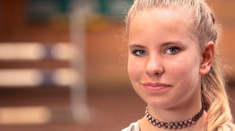 Annika trainiert jeden Tag für das Springturnier ihres Heimatvereins Westeregeln. Dort will sie unbedingt zeigen, was sie kann. – Bild: MDR/​CineImpuls