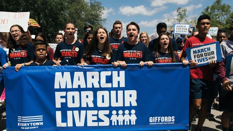 Die Organisation „March For Our Lives“ ist eine Protestbewegung, die sich für Maßnahmen zur wirksamen Kontrolle von privat gehaltenen Schusswaffen einsetzt. – Bild: Cineflix/WeltN24 GmbH Die Organisation „March For Our Lives“ ist eine Protestbewegung, die sich für Maßnahmen zur wirksamen Kontrolle von privat gehaltenen Schusswaffen einsetzt. – Bild: Cineflix/WeltN24 GmbH
