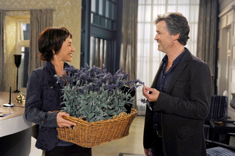 ARD ROTE ROSEN FOLGE 1388, am Montag um 14:10 Uhr im ERSTEN. Zwischen Merle (Anja Franke, l.) und Jan (Timothy Peach, r.) entspinnt sich ein harmloser Flirt. – Bild: ARD/​Nicole Manthey