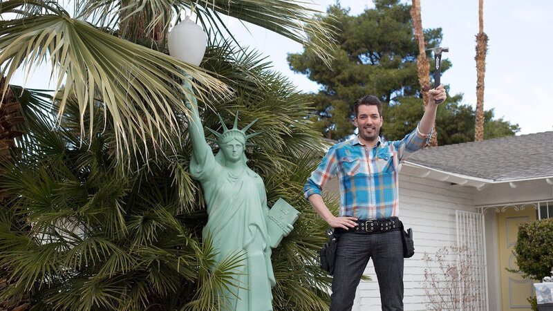 Jonathan Silver Scott posiert als Statue – Bild: Warner Bros. Discovery