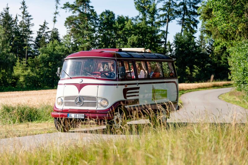 Der Landfrauenbus mit den Landfrauen. – Bild: Moritz Sonntag /​ BR