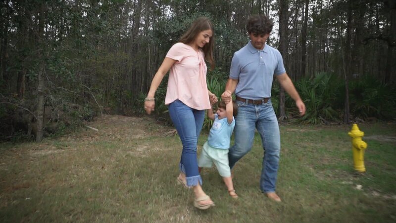 Das junge Paar Maggie und Tyler lässt Mississippi hinter sich und begibt sich nach Florida. Die beiden zieht es nach Santa Rosa an die sogenannte „Smaragdküste“, bekannt für ihr türkisfarbenes Wasser und ihre weißen Sandstrände. Mit der lokalen Maklerin Beth loten sie aus, was mit ihrem Budget möglich ist. Maggie möchte so nah wie möglich am Wasser leben, Tyler kann sich zwischen Angeln und Jagen nicht entscheiden. Mit Beth suchen sie nach Kompromissen, indem sie sie durch potenzielle Häuser führt. – Bild: HGTV