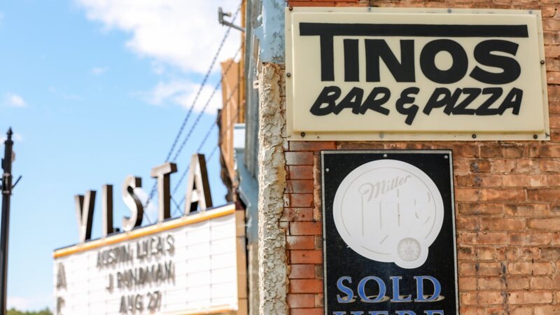 Das „Tino’s Bar and Pizza“ in der Innenstadt von Negaunee, Michigan (Upper Peninsula), ist bekannt für sein Cudighi, ein flaches Wurstsandwich, das einst von Bergleuten gegessen wurde und heute von allen genossen wird. – Bild: ORF/​Warner/​The Travel Channel