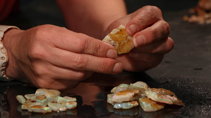 Dan and Renee’s opal haul – Bild: Warner Bros. Discovery, Inc. or its subsidiaries and affiliates.