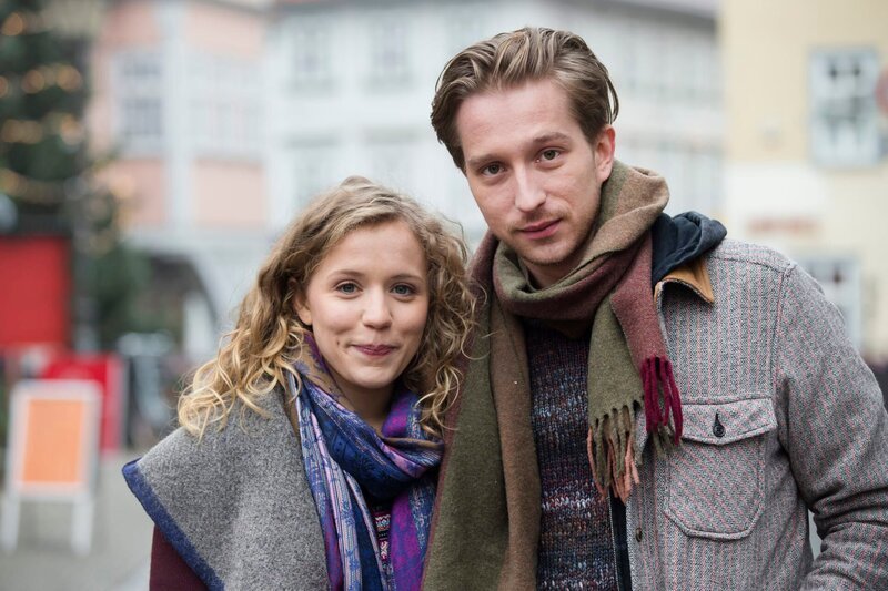 Das Musikerpärchen Joe Lindner (Tim Morton Uhlenbrock, l.) und Fee Bachmann (Lara Maria Wichels, l.) – Bild: WDR/​ARD/​Tom Schulze